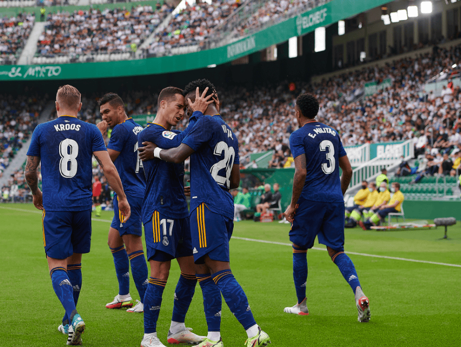 意甲比赛现场，球迷热情助威球队