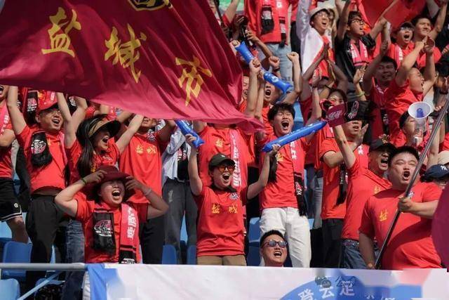 包含激情比赛引得球迷狂热呐喊声不绝的词条