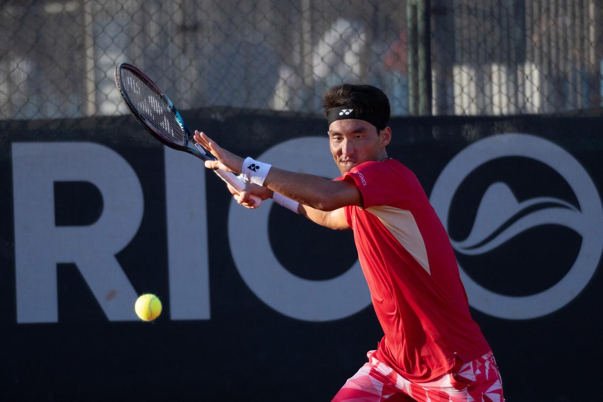 包含东道主运动员突围男子网球赛的词条