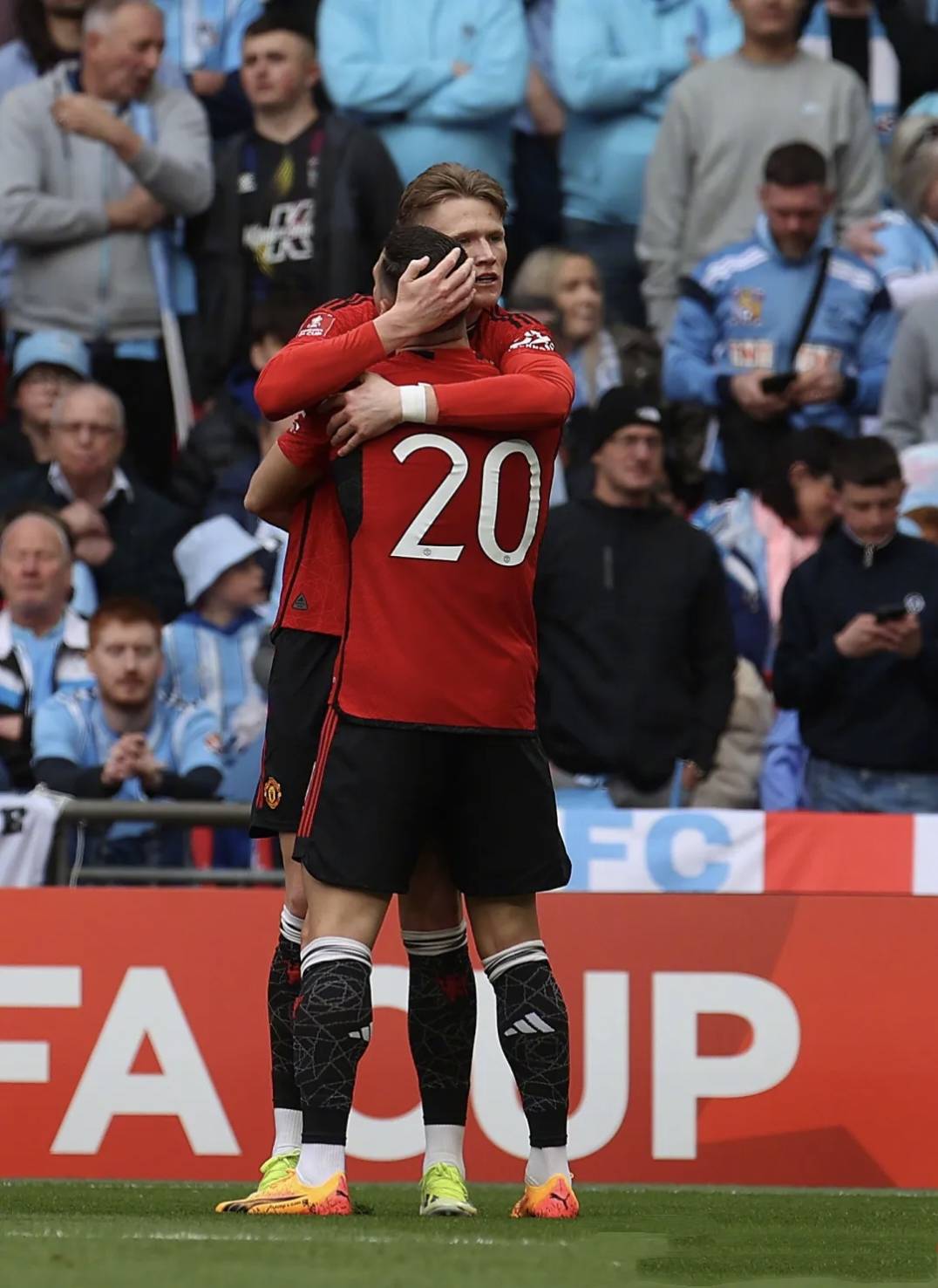 包含曼联门将扑点救主，客场取胜积分榜上升的词条