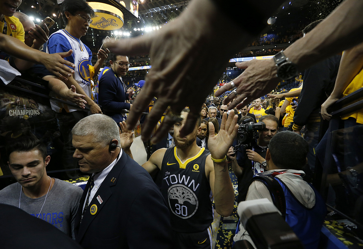 四川队以团结之力，逆转胜利跻身前列的简单介绍