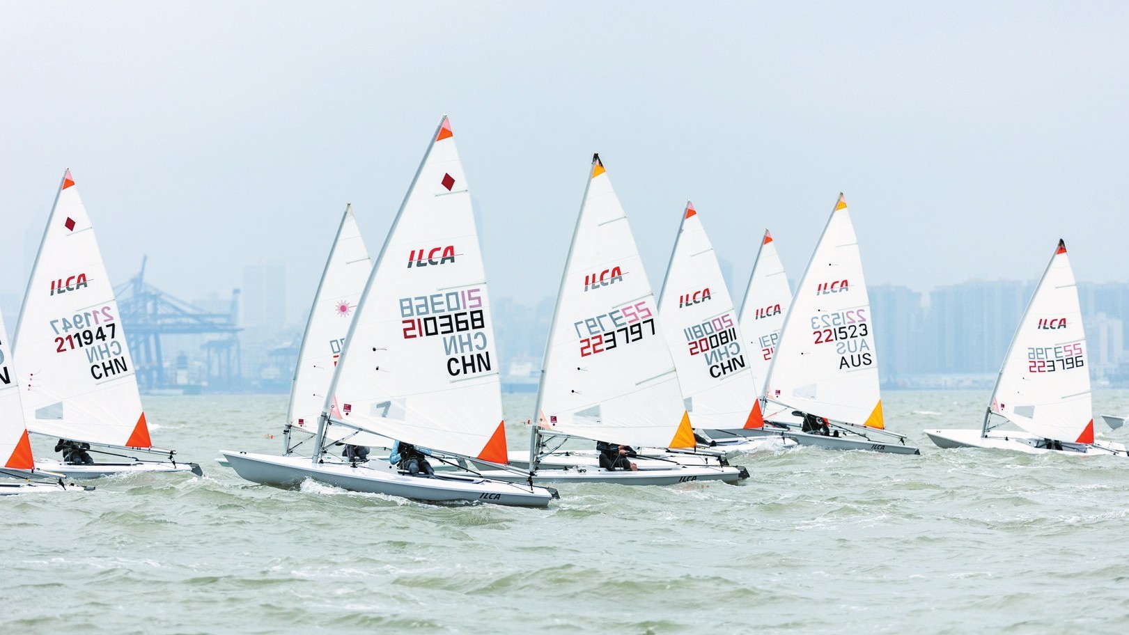 新西兰帆船队风头逼人,成功夺得冠军 新西兰帆船队风头逼人,成功夺得冠军