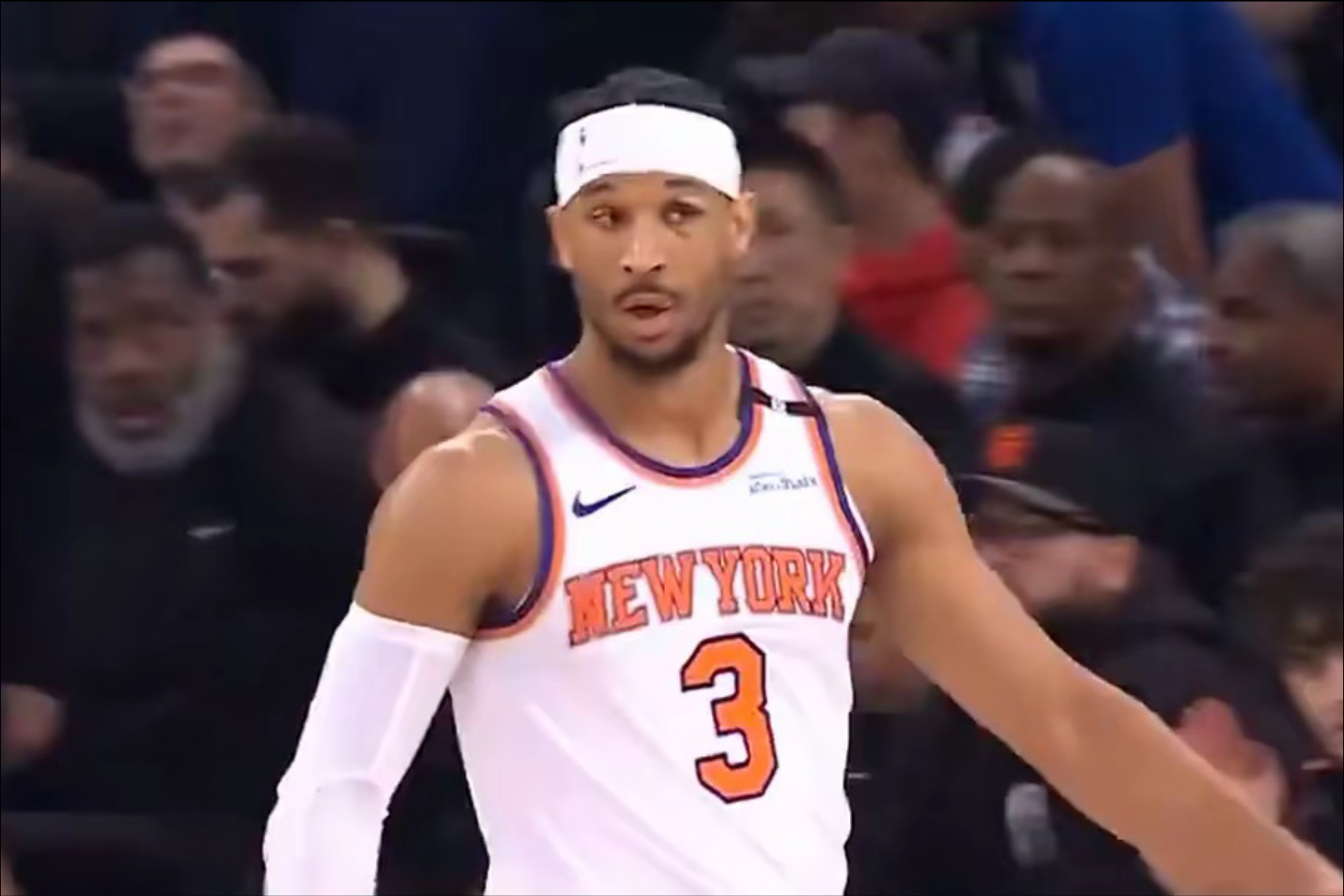 纽约尼克斯队拉开比分，取得胜利